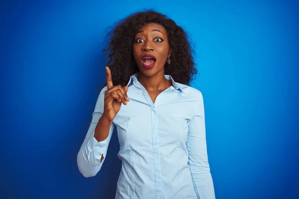 African American Zakenvrouw Dragen Shirt Staande Geïsoleerde Blauwe Achtergrond Wijzende — Stockfoto