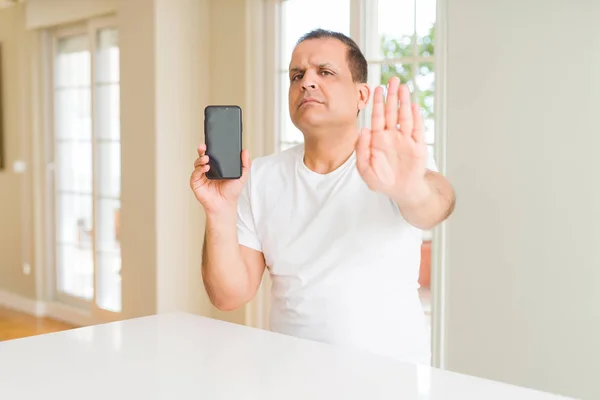 Hombre Mediana Edad Que Muestra Pantalla Del Teléfono Inteligente Con —  Fotos de Stock