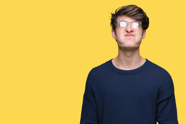 Joven Hombre Guapo Con Gafas Sobre Fondo Aislado Hinchando Mejillas —  Fotos de Stock