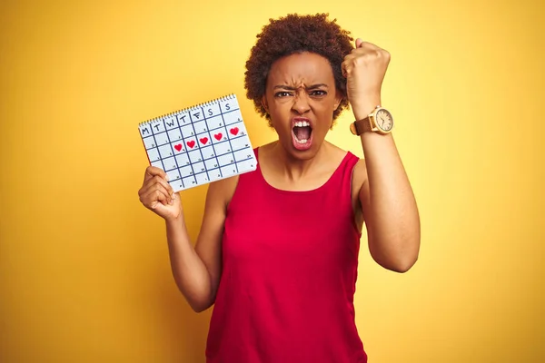 Jonge Afro Amerikaanse Vrouw Houden Menstruatie Kalender Geïsoleerde Gele Achtergrond — Stockfoto