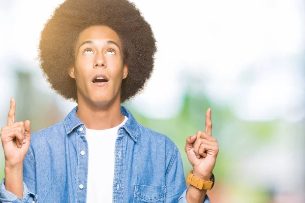 Giovane Uomo Afro Americano Con Capelli Afro Stupito Sorpreso Guardando — Foto Stock