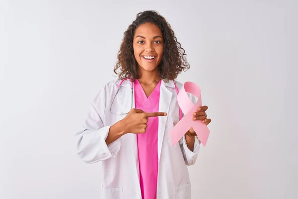 Jovem Médica Brasileira Segurando Fita Câncer Sobre Fundo Branco Isolado — Fotografia de Stock