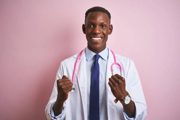 Médico Afro Americano Vestindo Estetoscópio Sobre Fundo Rosa Isolado Celebrando — Fotografia de Stock