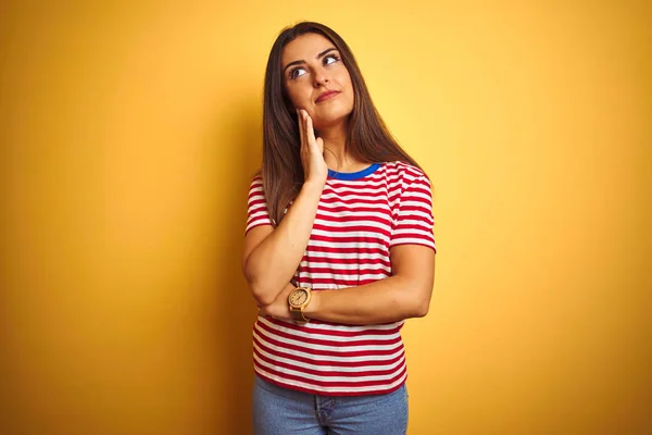 Mulher Bonita Nova Vestindo Shirt Listrada Sobre Fundo Amarelo Isolado — Fotografia de Stock