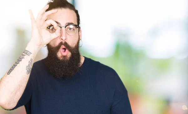 Pemuda Hipster Dengan Rambut Panjang Dan Jenggot Memakai Kacamata Melakukan — Stok Foto