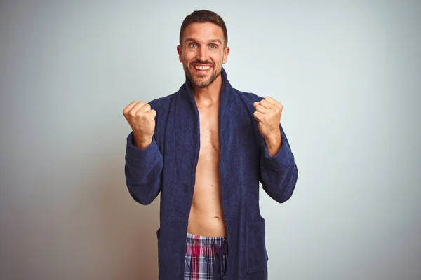 Hombre Sexy Sin Camisa Con Pijamas Cómodos Bata Sobre Fondo — Foto de Stock