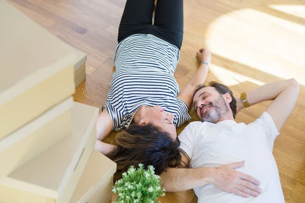 바닥에 로맨틱 부부는 새로운 집으로 이사하고 휴식을 취하고 상자를 행복한 — 스톡 사진