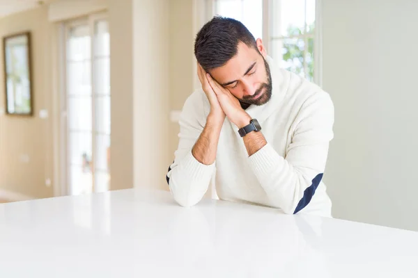 Hombre Hispano Guapo Usando Suéter Blanco Casual Casa Durmiendo Cansado — Foto de Stock