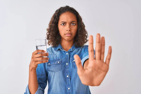 Mujer Brasileña Joven Sosteniendo Vaso Agua Pie Sobre Fondo Blanco — Foto de Stock