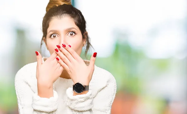 Ung Vacker Kvinna Som Bär Vinter Tröja Chockad Som Täcker — Stockfoto