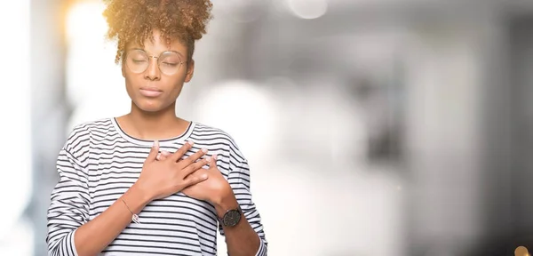 Hermosa Mujer Afroamericana Joven Con Gafas Sobre Fondo Aislado Sonriendo — Foto de Stock