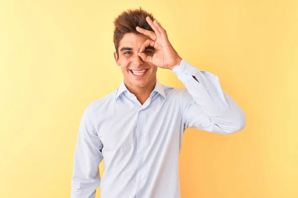 Jonge Knappe Zakenman Dragen Elegante Shirt Geïsoleerde Gele Achtergrond Doen — Stockfoto