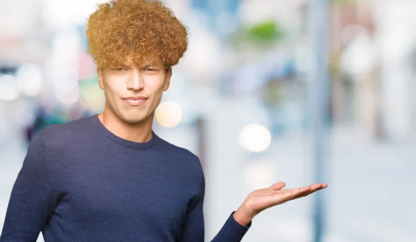 Joven Hombre Guapo Con Pelo Afro Sonriente Alegre Presentando Señalando — Foto de Stock