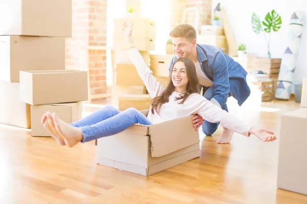 Mooie Jonge Paar Glimlachend Verliefd Met Plezier Rijden Een Kartonnen — Stockfoto