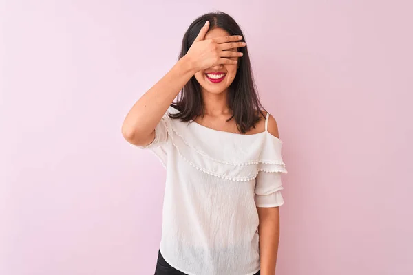Vacker Kinesisk Kvinna Klädd Vit Shirt Stående Över Isolerad Rosa — Stockfoto