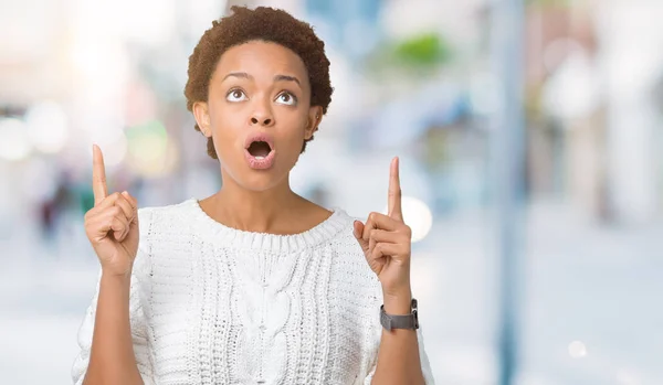 Linda Jovem Afro Americana Vestindo Suéter Sobre Fundo Isolado Espantado — Fotografia de Stock