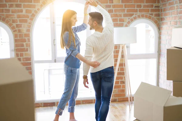 Beau Jeune Couple Déménageant Dans Une Nouvelle Maison Dansant Amoureux — Photo