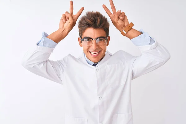 Fiatal Csinos Sciencist Ember Visel Szemüveget Kabát Alatt Elszigetelt Fehér — Stock Fotó