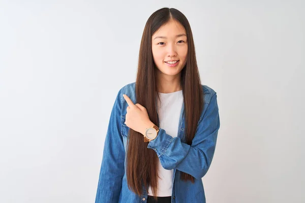 Jonge Chinese Vrouw Het Dragen Van Denim Shirt Staande Geïsoleerde — Stockfoto