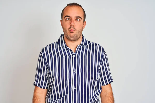 Jovem Vestindo Camisa Listrada Azul Sobre Fundo Branco Isolado Fazendo — Fotografia de Stock