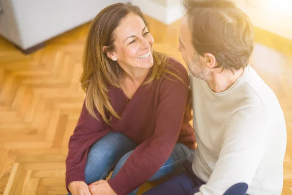 Schönes Romantisches Paar Das Hause Zusammen Auf Dem Fußboden Sitzt — Stockfoto