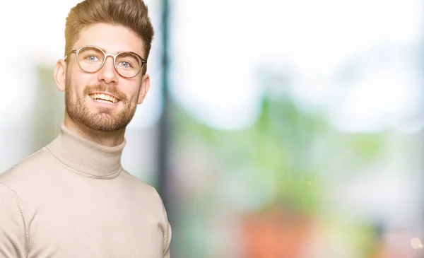 Joven Hombre Negocios Guapo Con Gafas Mostrando Palma Mano Haciendo — Foto de Stock