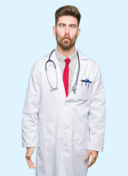 Junger Gutaussehender Arzt Medizinischem Mantel Der Fischgesicht Mit Lippen Verrückte — Stockfoto