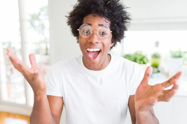 Homem Afro Americano Vestindo Óculos Celebrando Louco Espantado Pelo Sucesso — Fotografia de Stock