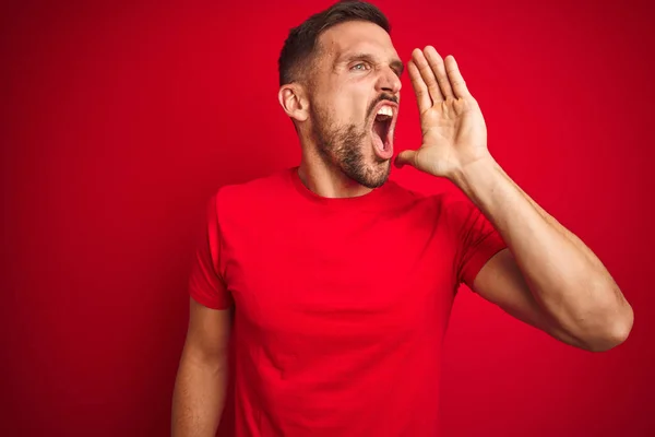 Junger Gutaussehender Mann Lässigem Shirt Über Rotem Isoliertem Hintergrund Der — Stockfoto