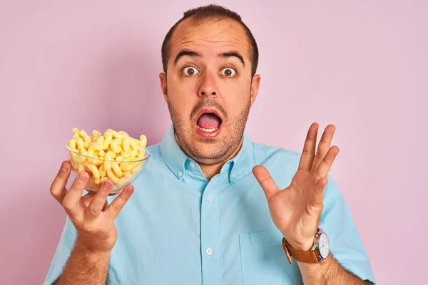 Young Man Holding Bowl Extruded Corn Standing Isolated Pink Background — Stock Photo, Image