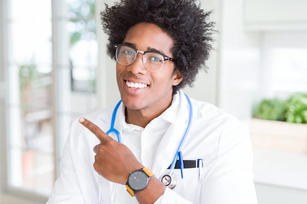 Afrikanisch Amerikanischer Arzt Mit Brille Der Klinik Fröhlich Mit Einem — Stockfoto