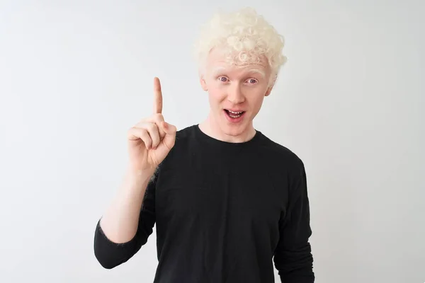 Genç Albino Sarışın Adam Siyah Shirt Giyen Izole Beyaz Arka — Stok fotoğraf
