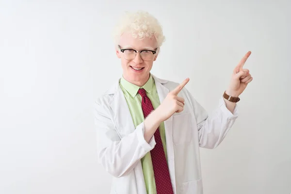 Albino 과학자 코트와 안경을 미소와 측면에 손가락으로 가리키는 카메라를 — 스톡 사진