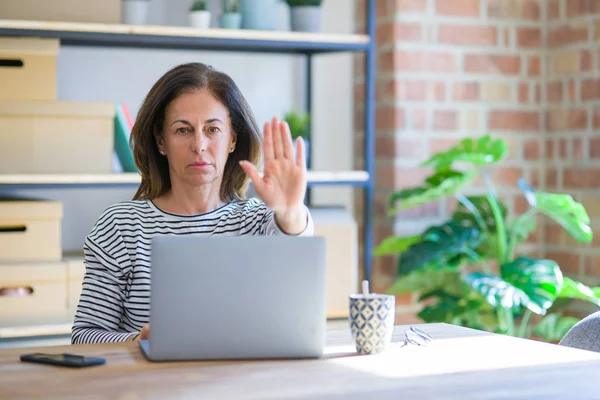 Middelbare Leeftijd Senior Vrouw Zittend Aan Tafel Thuis Werken Met — Stockfoto