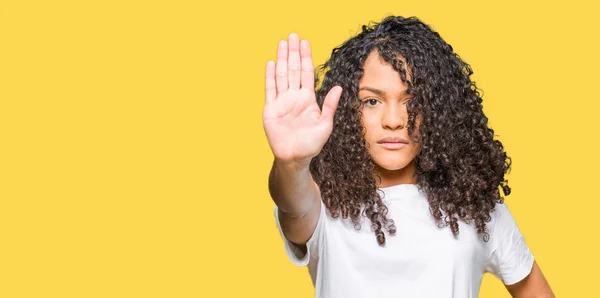 Jeune Belle Femme Aux Cheveux Bouclés Portant Shirt Blanc Faisant — Photo