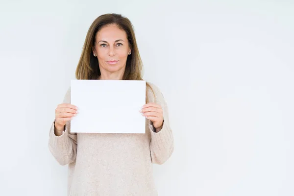 Frau Mittleren Alters Hält Leeres Papierblatt Über Isoliertem Hintergrund Mit — Stockfoto