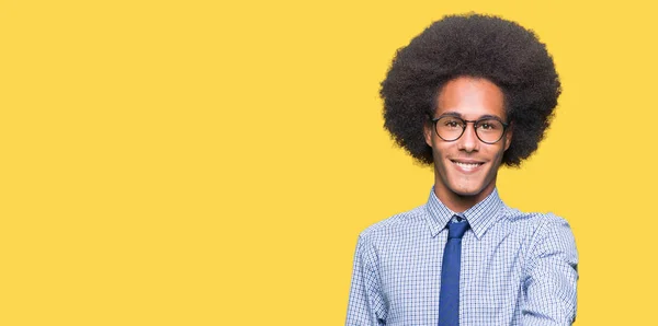 Joven Hombre Negocios Afroamericano Con Cabello Afro Con Gafas Sonrientes —  Fotos de Stock