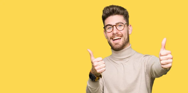 Junger Gutaussehender Geschäftsmann Mit Brille Der Zustimmend Positive Gesten Mit — Stockfoto