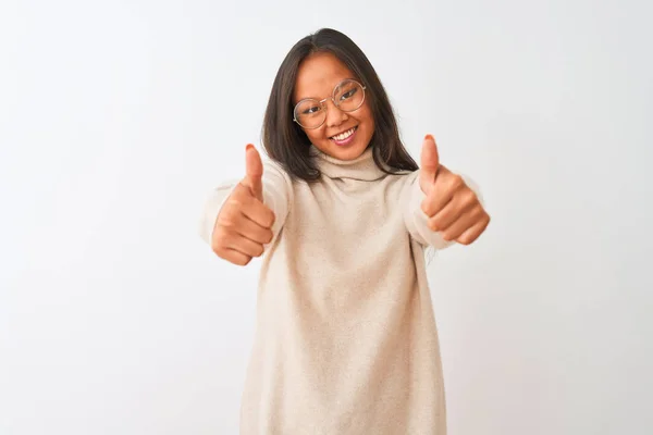 Giovane Donna Cinese Indossa Maglione Dolcevita Occhiali Sfondo Bianco Isolato — Foto Stock