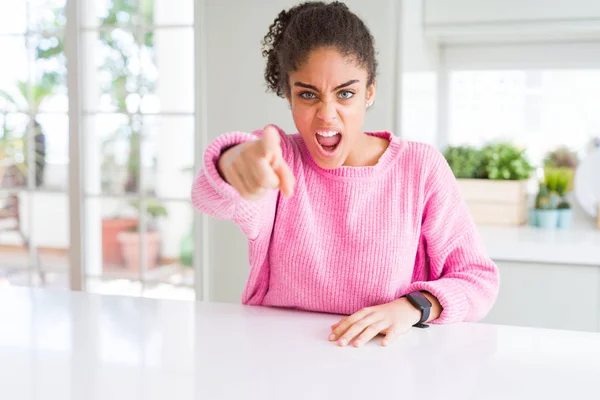 Hermosa Mujer Afroamericana Con Pelo Afro Usando Suéter Rosa Casual — Foto de Stock