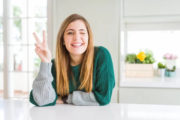 Jovem Mulher Bonita Size Vestindo Camisola Listrada Casual Sorrindo Com — Fotografia de Stock