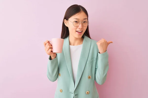 Jonge Chinese Zakenvrouw Het Dragen Van Glazen Drinken Van Koffie — Stockfoto