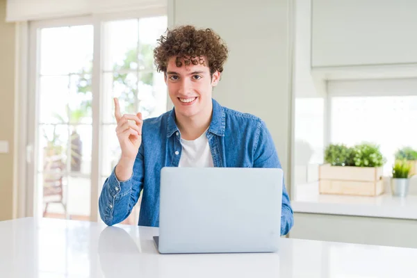 Jovem Usando Laptop Computador Muito Feliz Apontando Com Mão Dedo — Fotografia de Stock