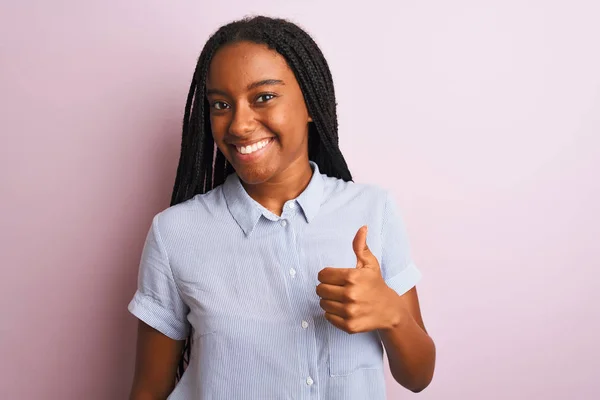 Mladá Afroameričanka Pruhované Košili Stojící Nad Izolovaným Růžovým Pozadím Radostně — Stock fotografie