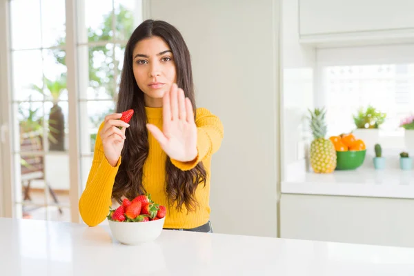 Giovane Donna Mangiare Fragola Rossa Fresca Come Spuntino Sano Con — Foto Stock