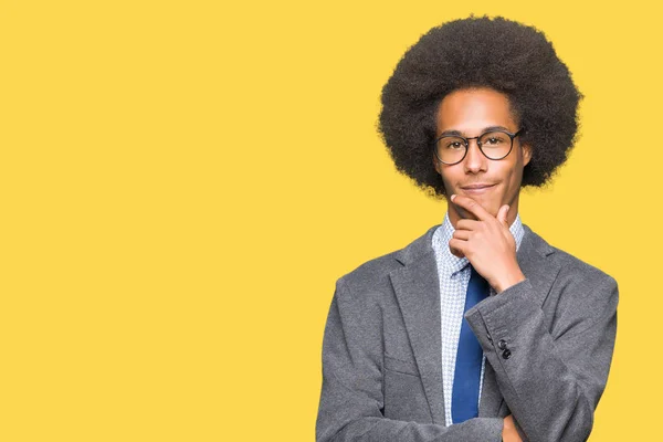 Mladí Africké Americké Obchodní Muž Afro Vlasy Nosí Brýle Sebevědomým — Stock fotografie