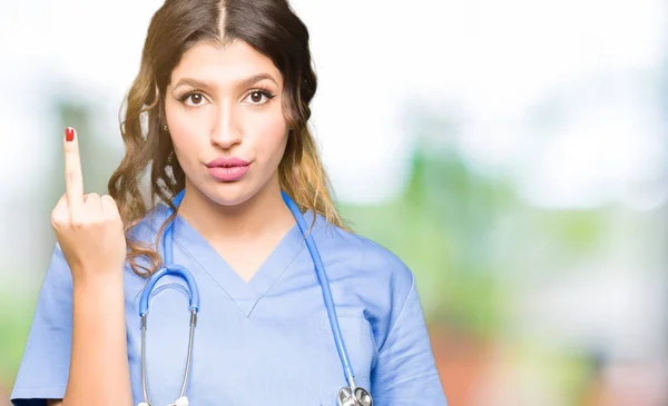 Jovem Adulto Médico Mulher Vestindo Uniforme Médico Mostrando Dedo Médio — Fotografia de Stock