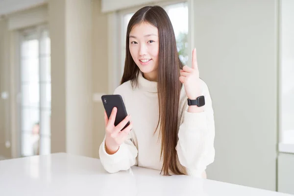 Mulher Asiática Bonita Usando Smartphone Surpreso Com Uma Ideia Pergunta — Fotografia de Stock