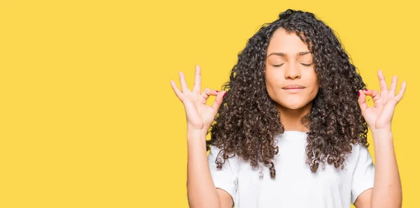 Wanita Muda Cantik Dengan Rambut Keriting Mengenakan Kaos Putih Santai — Stok Foto