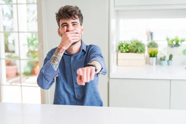 Joven Vistiendo Una Camisa Casual Sentado Una Mesa Blanca Riéndose — Foto de Stock